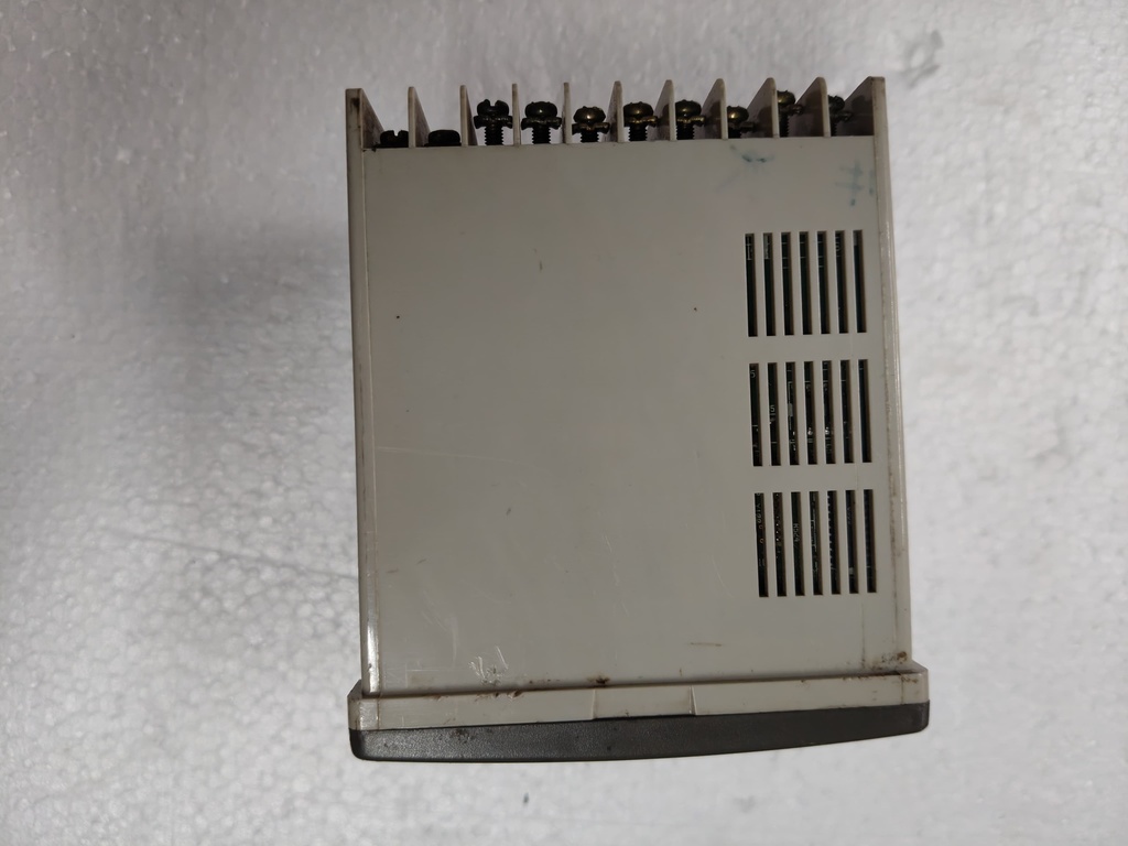 Yamatake-Honeywell SDC31 Digital Temperature Controller