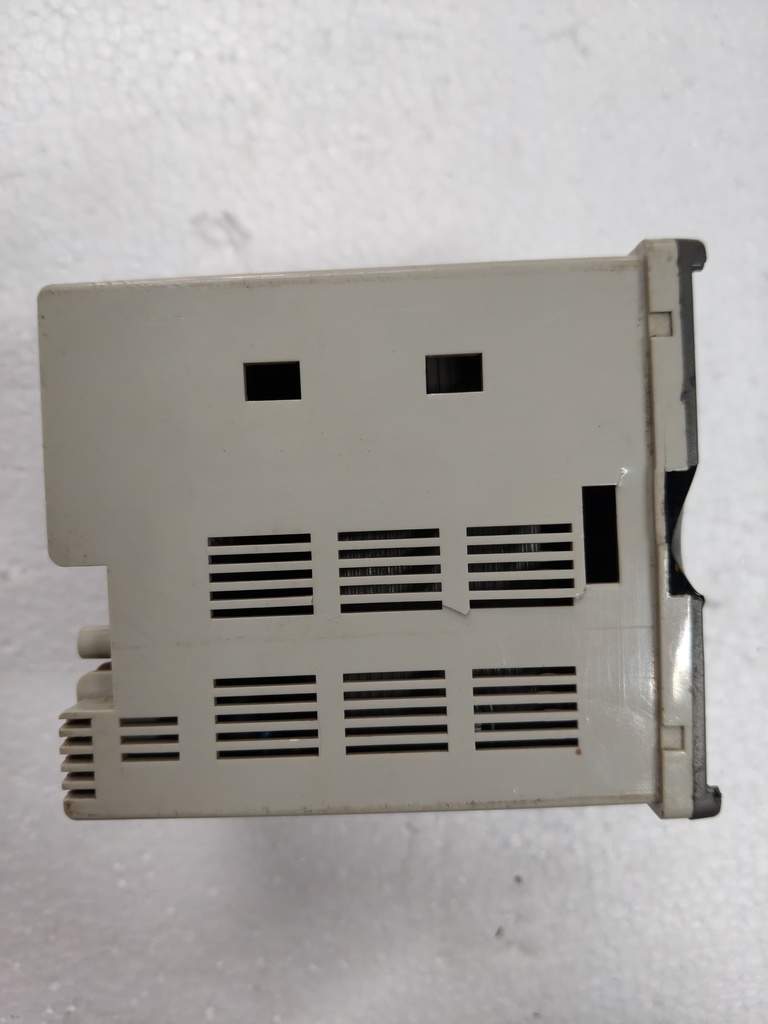Yamatake-Honeywell SDC31 Digital Temperature Controller